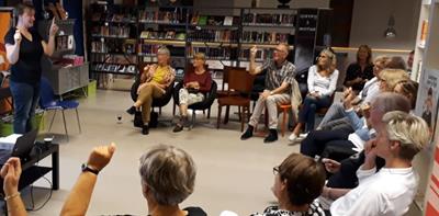 Petra Bouterse geeft workshop gebarentaal in de Bibliotheek Maassluis